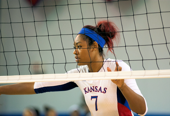 Tiana Dockery (Navajo) has 8 Kills and Digs as No. 7 Kansas Sweeps Oklahoma, Improves to 19-0