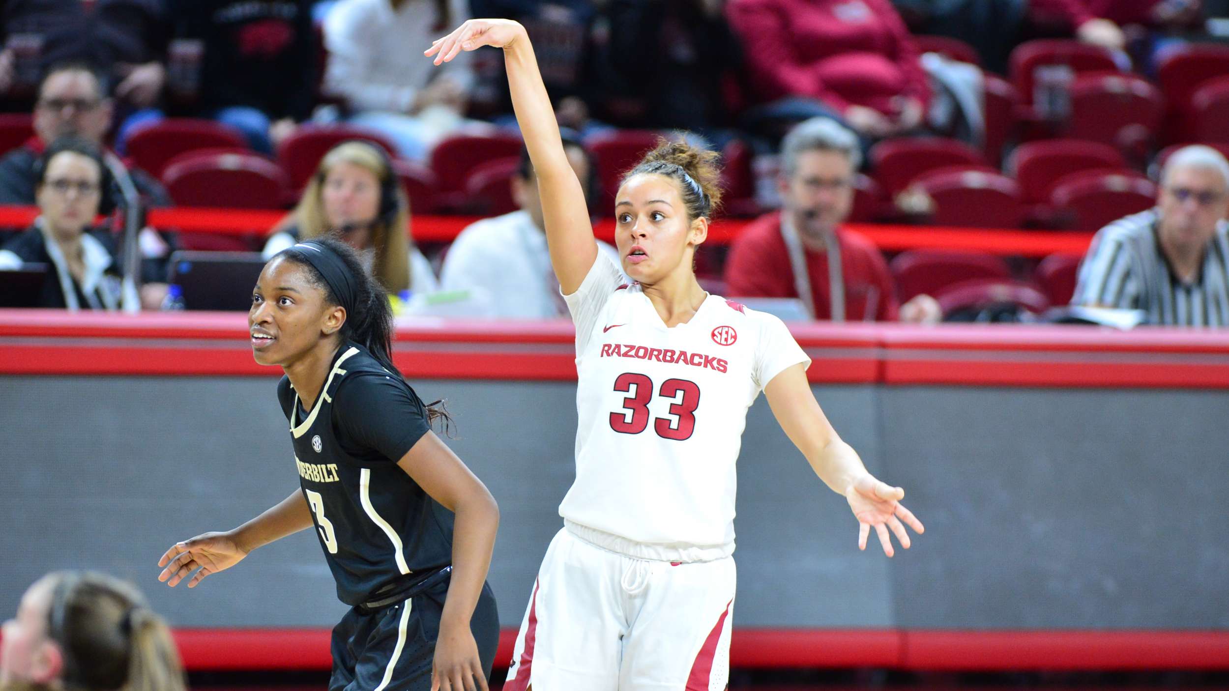 Chelsea Dungee (Cherokee) added 19 Points for the Razorbacks who win on the road at Tennessee