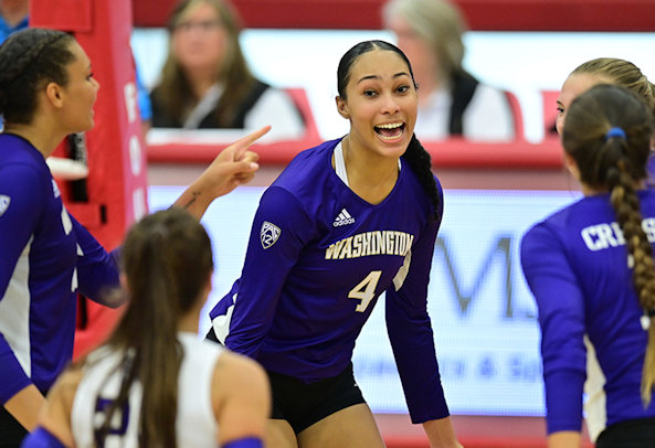 Emoni Bush (Wei Wai Kum First Nation) had 12 Kills and 10 Digs for Washington in Win over Arkansas