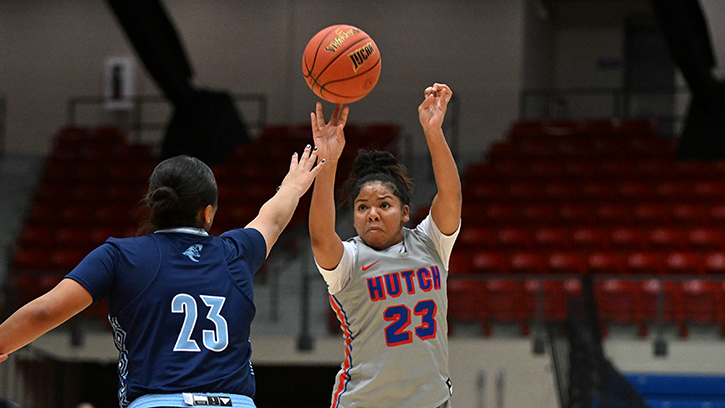 Led by Kiki Smith’s (Comanche) game-high 28 points, Hutchingson CC used a late 13-2 second-quarter run to take control and defeat Garden City, 74-64