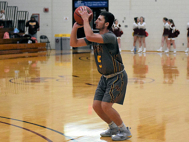 James Pendleton (Dakota) led the Minnesota-Morris Cougars with 21 points in Loss