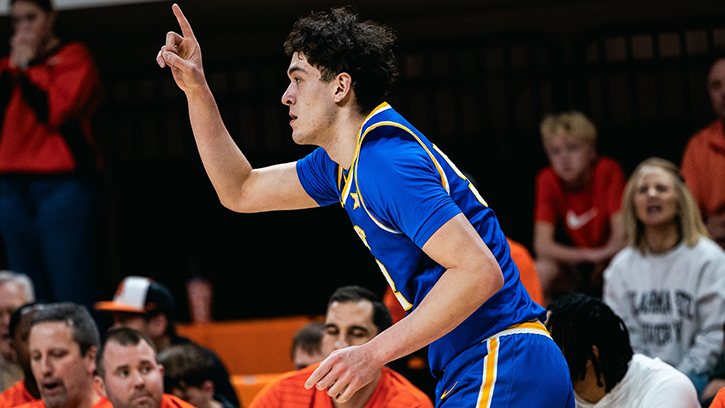 Treysen Eaglestaff (Cheyenne River Sioux) added 18 points for West Virginia who fall to Oklahoma State